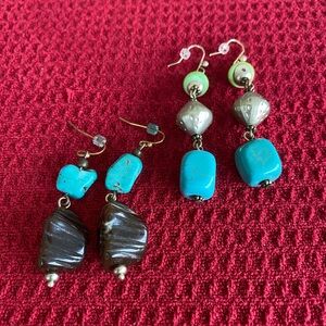 🎄$3 bundled - 2 Sets of Silver Tone Dangle Earrings